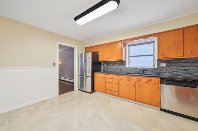 Building Photo - 862 Dewey St