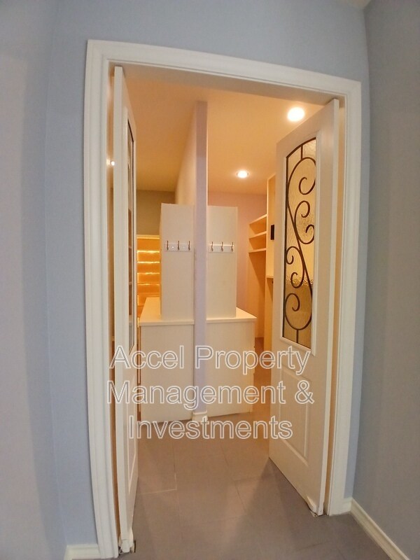 Building Photo - 2423 W Hampton Ave