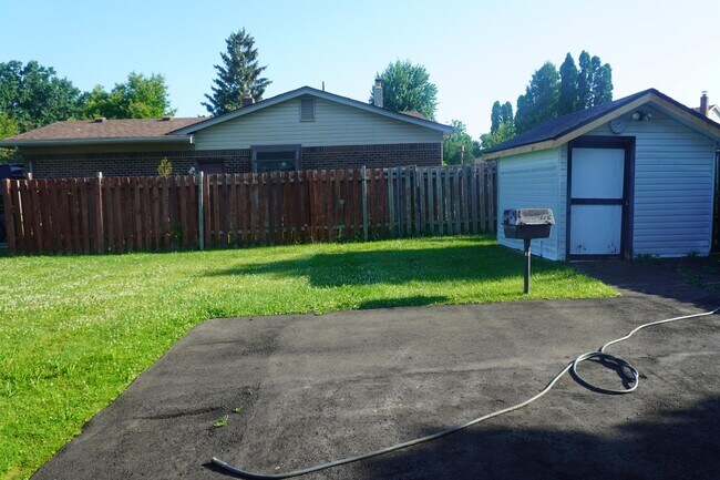 Building Photo - 4415 Fox Hill Dr