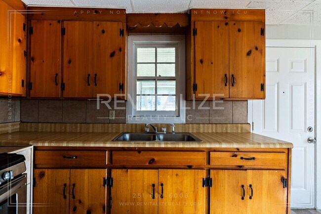 Building Photo - **Reduced Price** Adorable 3 Bedroom/1 Bat...