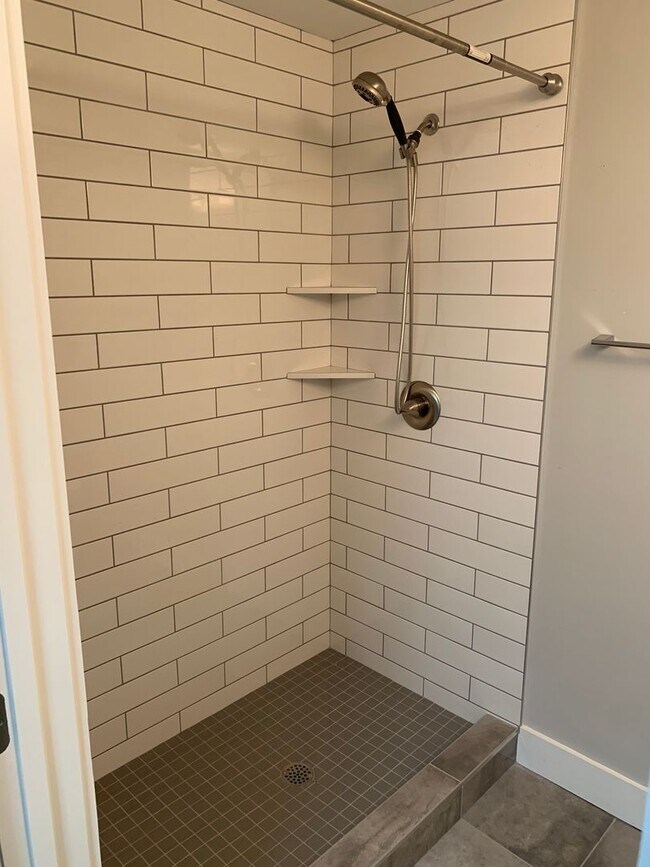 Building Photo - 3 Bed, 3.5 Bath Home w/ 2 Car Garage and Lake Views