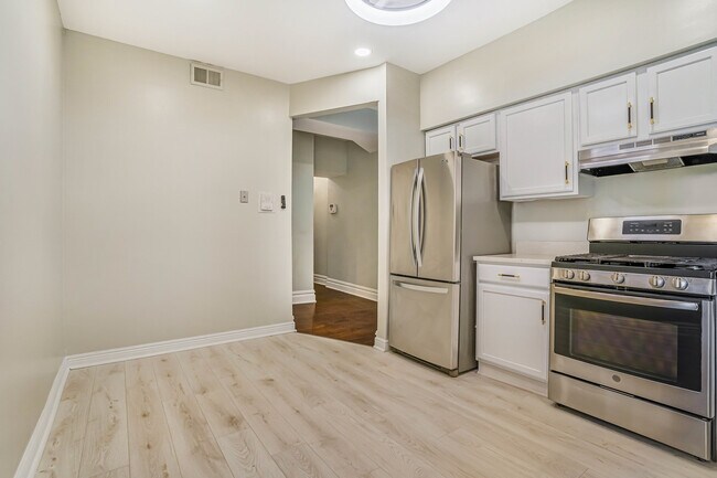 Building Photo - 4640 N Kenmore Ave