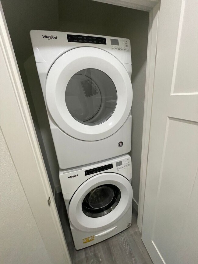 Building Photo - 2847 E Lakeview Rd