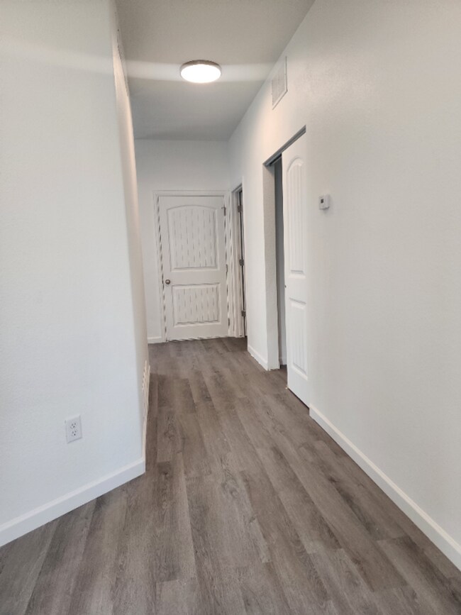 Building Photo - 710-712 E Hahns Peak