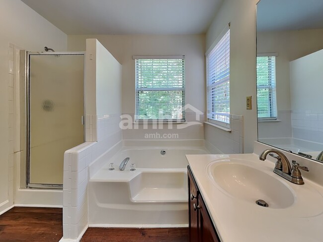 Building Photo - 3023 Laurelwood Dr