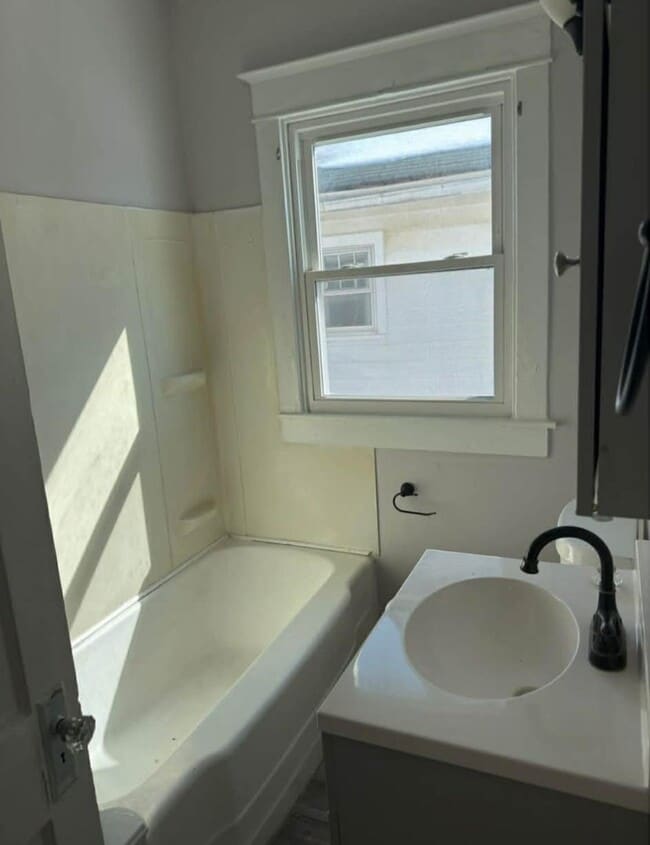 Building Photo - U of L Campus - 3 bedroom house!