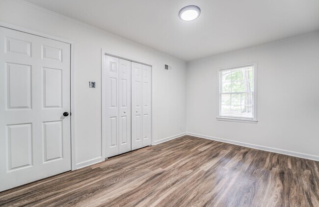 Building Photo - 4036 N Lake Forest Dr
