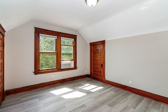 Building Photo - Gorgeous 2 Bedroom 1 Bathroom House