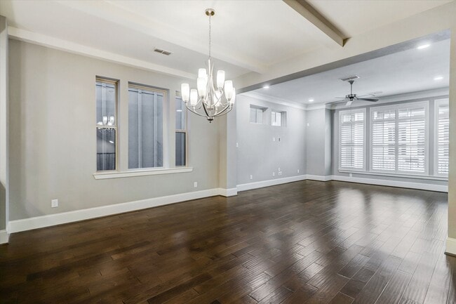 Building Photo - 704 N Shepherd Dr