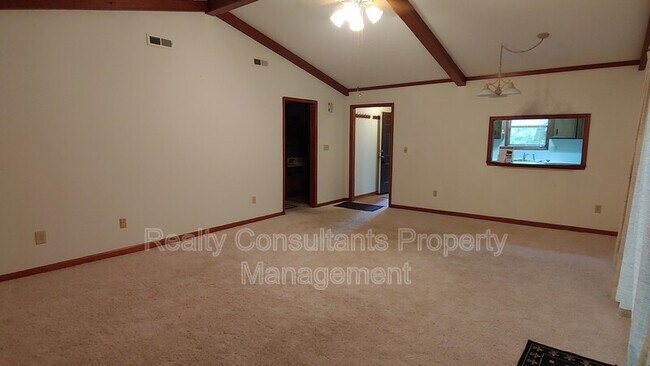 Building Photo - 302 Aspen Ct