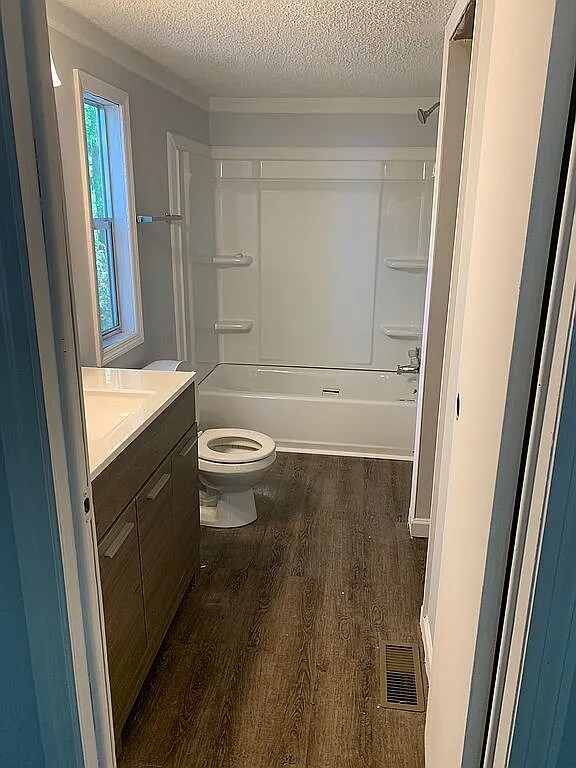 Building Photo - 232 Suburban St SW