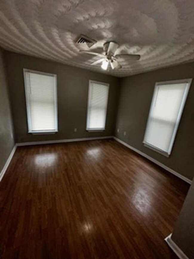 Building Photo - Spacious 2 bedroom duplex