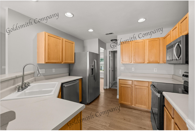 Building Photo - "3-Bedroom Retreat with Beautiful Hardwood...