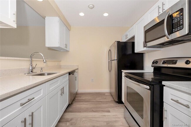 Building Photo - 68 Lake St