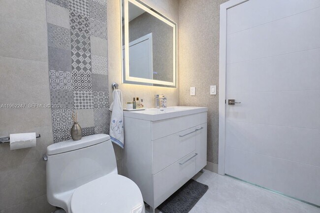 Building Photo - 2525 SW 3rd Ave