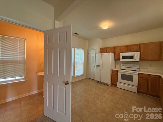 Building Photo - 9766 Blossom Hill Dr
