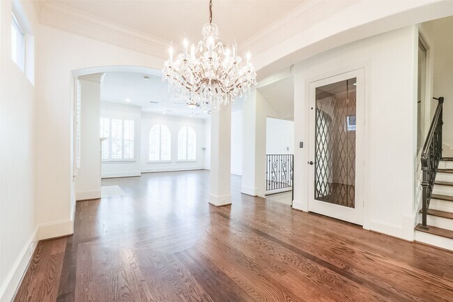 Building Photo - 407 W Bell St