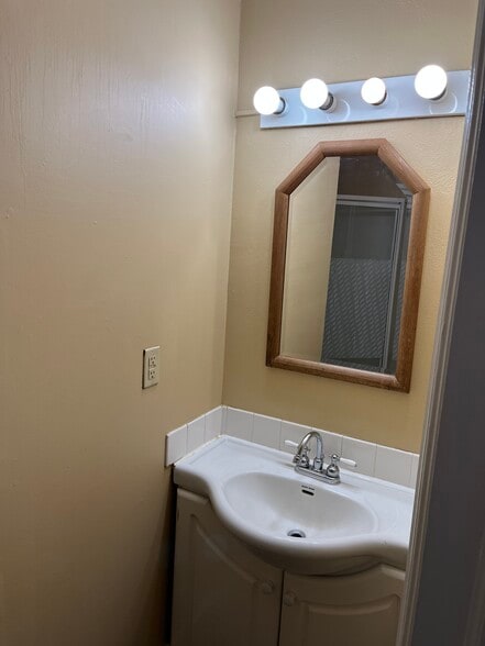 Building Photo - 115 1st St W