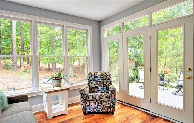 Building Photo - 4 bedroom/ 3.5 bathroom- Stonehouse