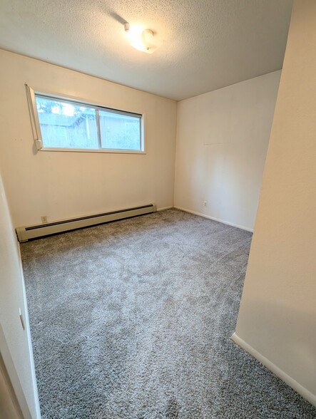 bedroom 3, new carpet - 2575 Yew Street Rd