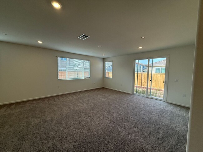 Building Photo - Brand NEW single story home in Hughson!