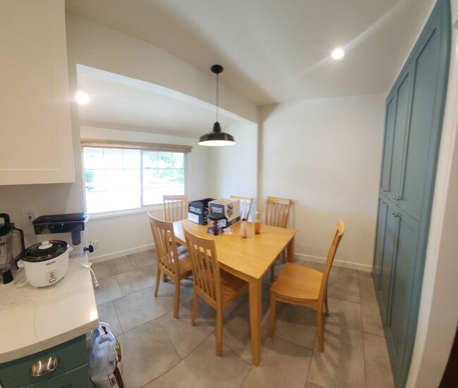 Building Photo - 6 bed 3 bath Spacious home near Cal Poly