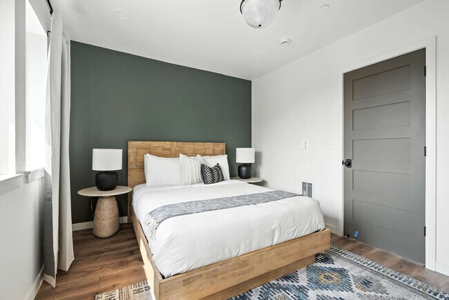 Building Photo - 925 NE 23rd Ave