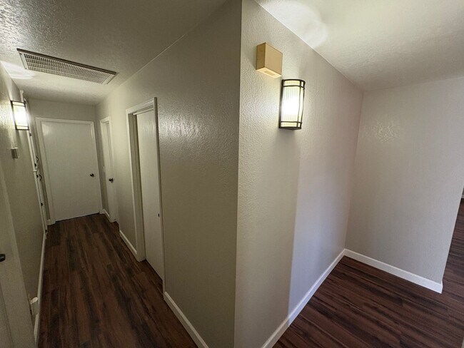 Building Photo - SW Visalia Home Available Now!!