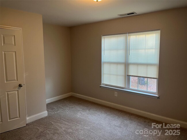 Building Photo - 1923 Crestmont St