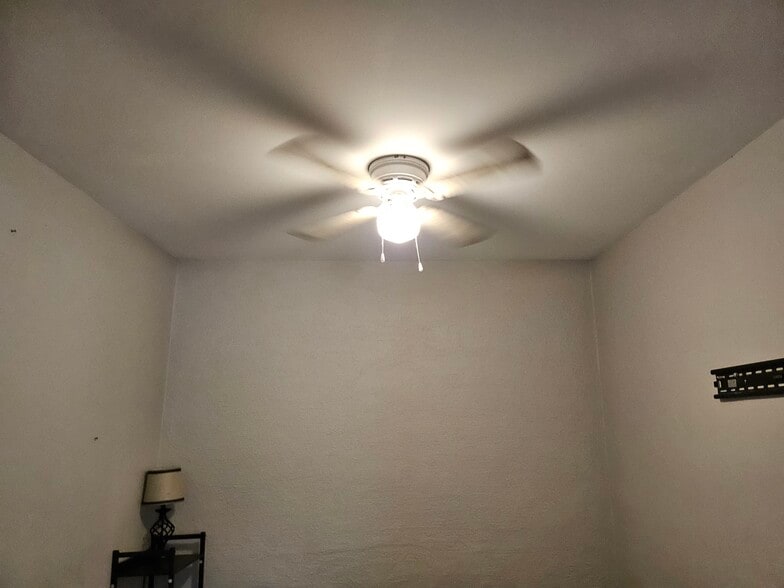 Bedroom - 613 Poplar St