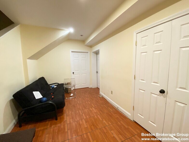 Building Photo - 529 Newbury St