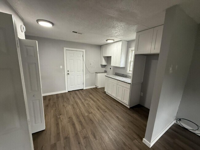 Building Photo - 1021 Mount St