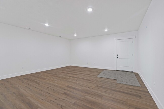 Building Photo - B532AG