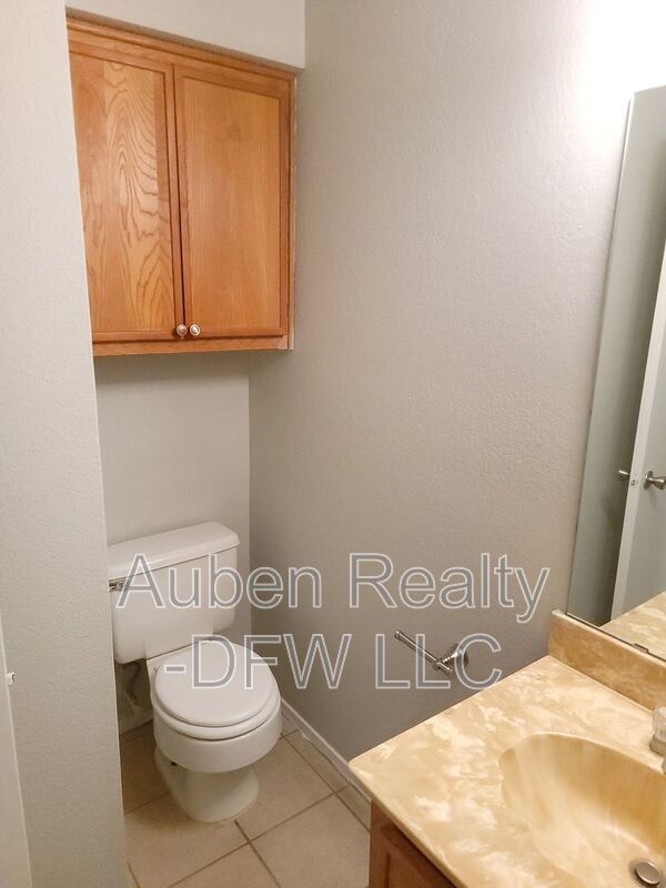 Building Photo - 1106 Suburban Dr