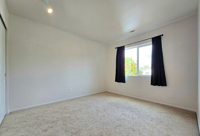 Building Photo - Charming Single Family 4 Bed/2.5 Bath Home...