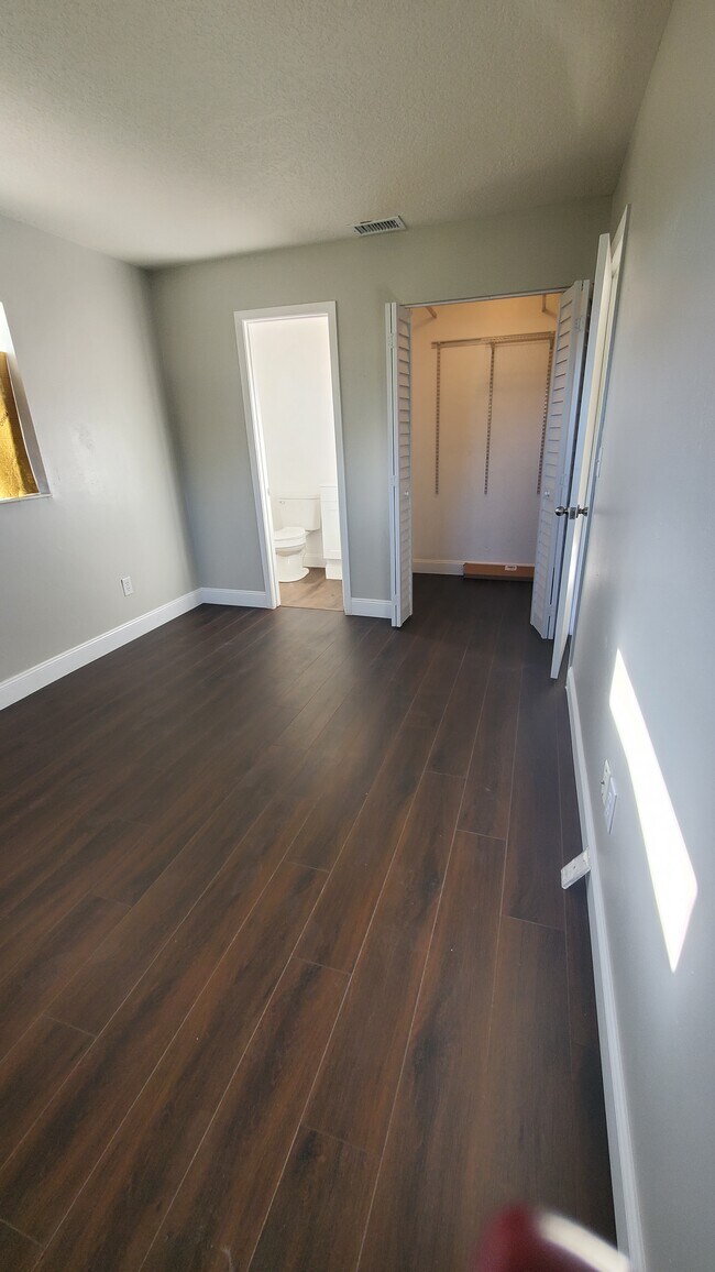 Building Photo - 369 Diamond St