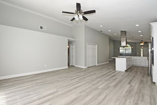 Building Photo - Beautiful Home in Alafaya Woods Totally Remodeled