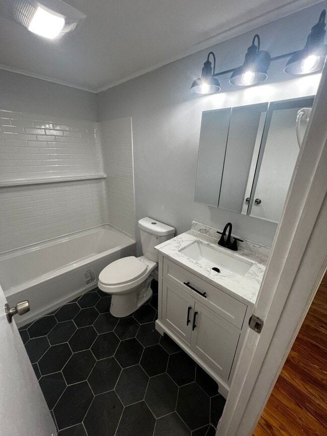 Building Photo - 4-Bedroom, 2-Bath Home with Modern Comforts in Tyngsboro, MA