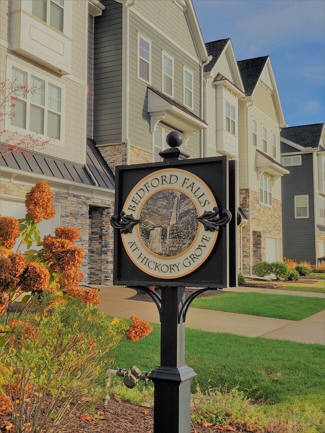 Building Photo - Stunning 4 bedroom 3.5 bath townhome locat...