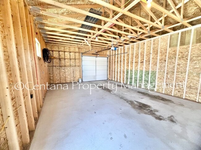 Building Photo - Beautiful home on the outskirts of town!