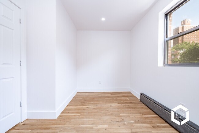 Building Photo - Remodeled 2 Bedroom Apartment with Private...