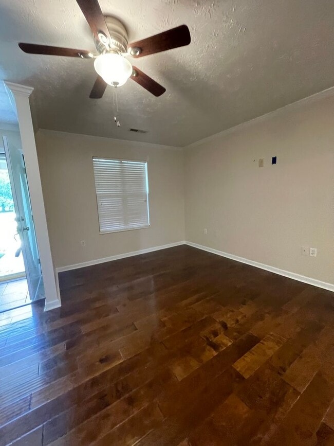 Building Photo - MOVE IN READY