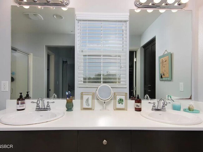 Building Photo - Stunning Briar Creek Home!