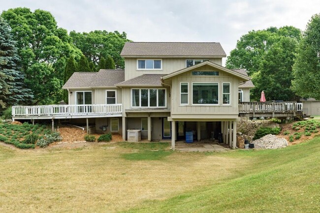 Building Photo - Spacious Duplex in Plainwell