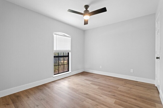 Building Photo - 100 Park Cir