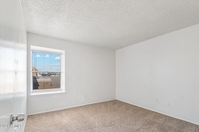 Building Photo - 4012 S 44th Pl