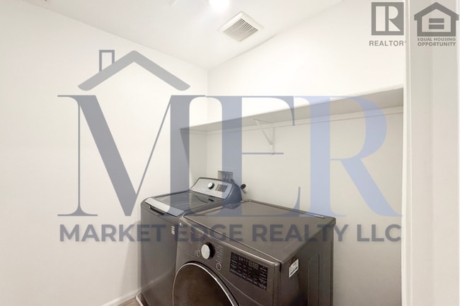 Building Photo - 4Bed/4Bath House w/2 Car Gar in Tucson! $1...