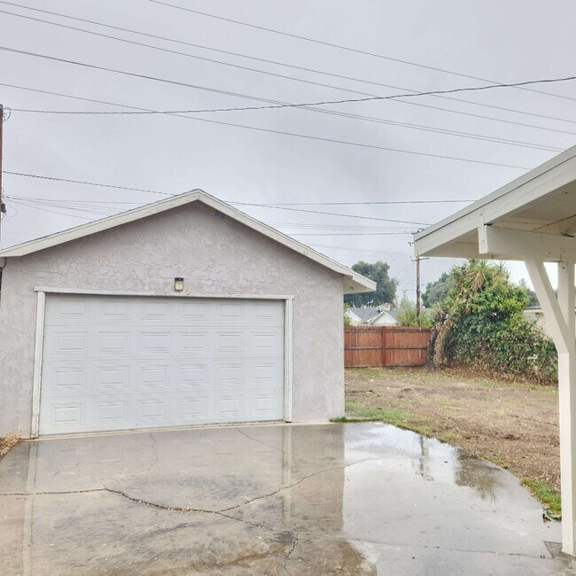 Building Photo - Belle