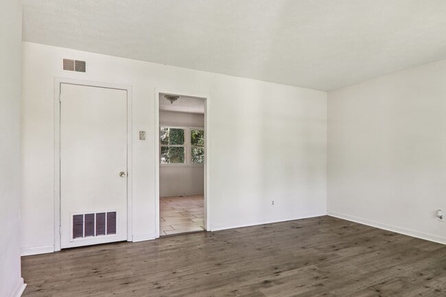 Building Photo - Move In Ready