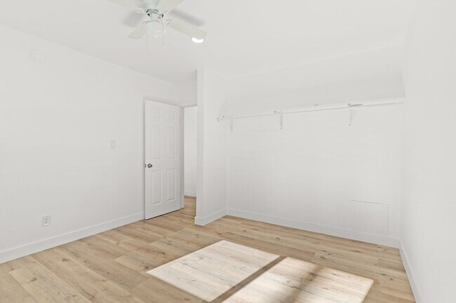 Building Photo - 927 Daisy Ave